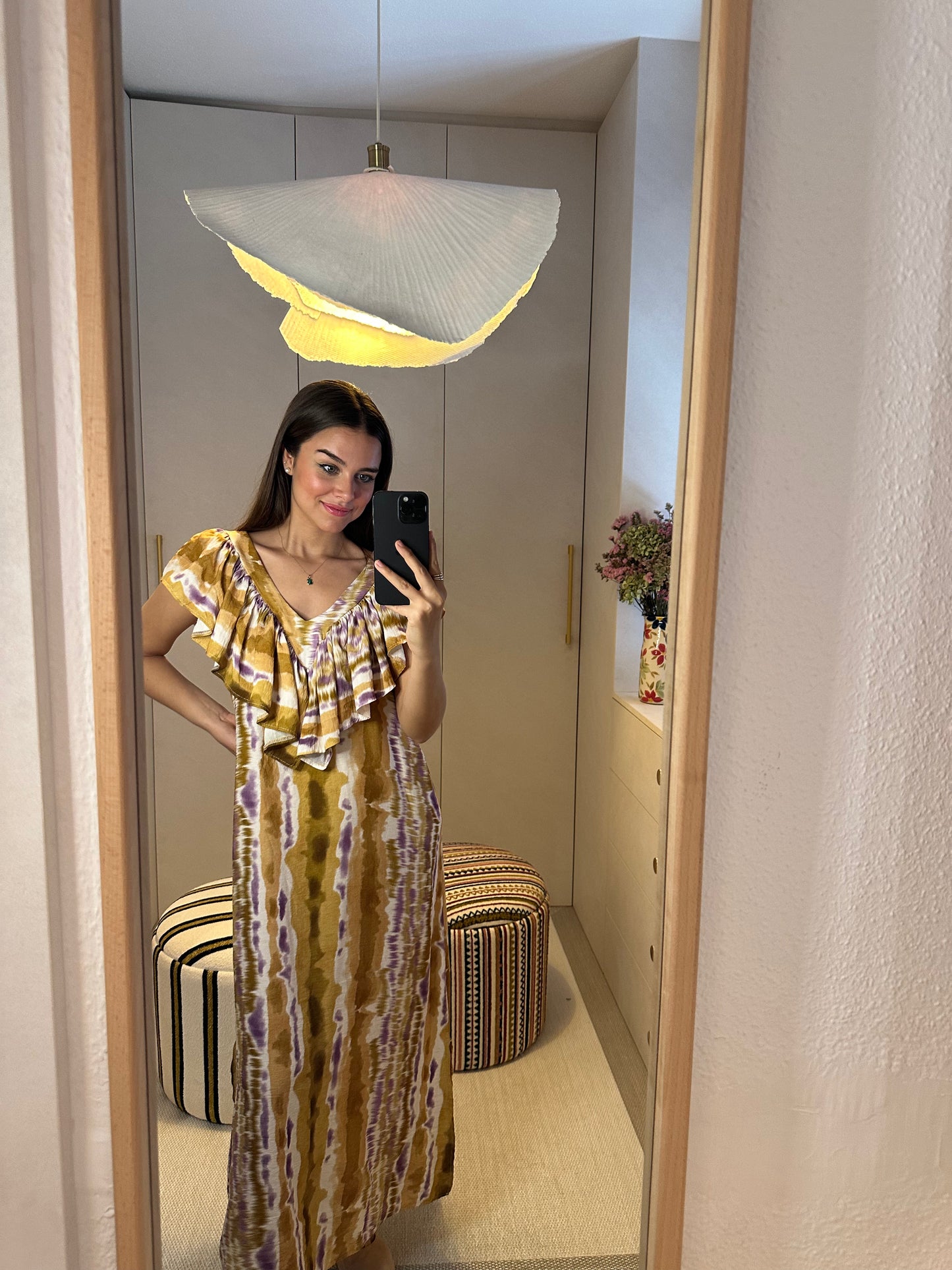 Vestido con estampado amarillo y volante en el pecho. Composición: 100 % Viscosa. Hecho en Italia. La modelo mide 163 cm.