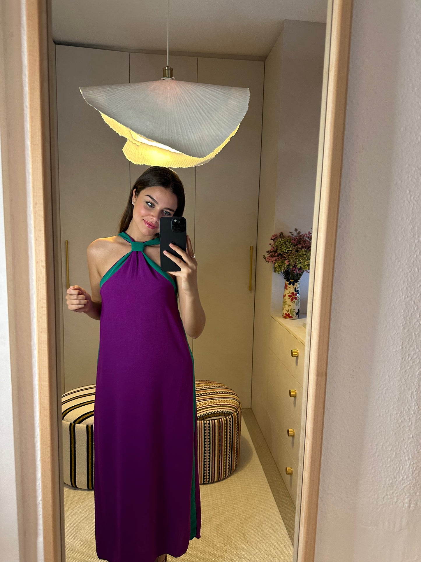 Vestido en tonos morados y verdes con detalle en el cuello. Composición: 100 % poliéster. Hecho en Italia. La modelo mide 163 cm.