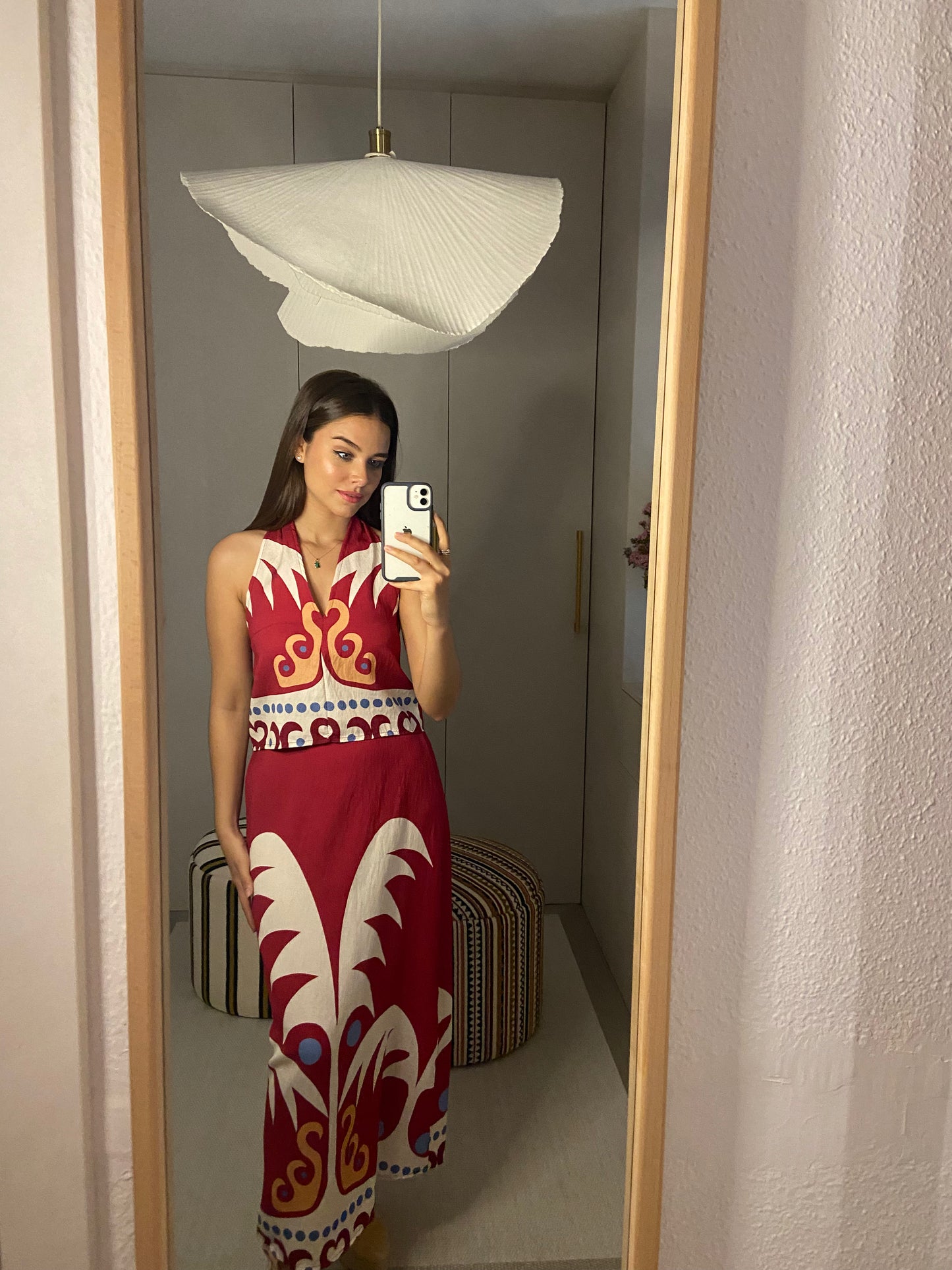 Conjunto de falda y top en color rojizo. Composición: 100 % Viscosa. Hecho en Italia. La modelo mide 163 cm.