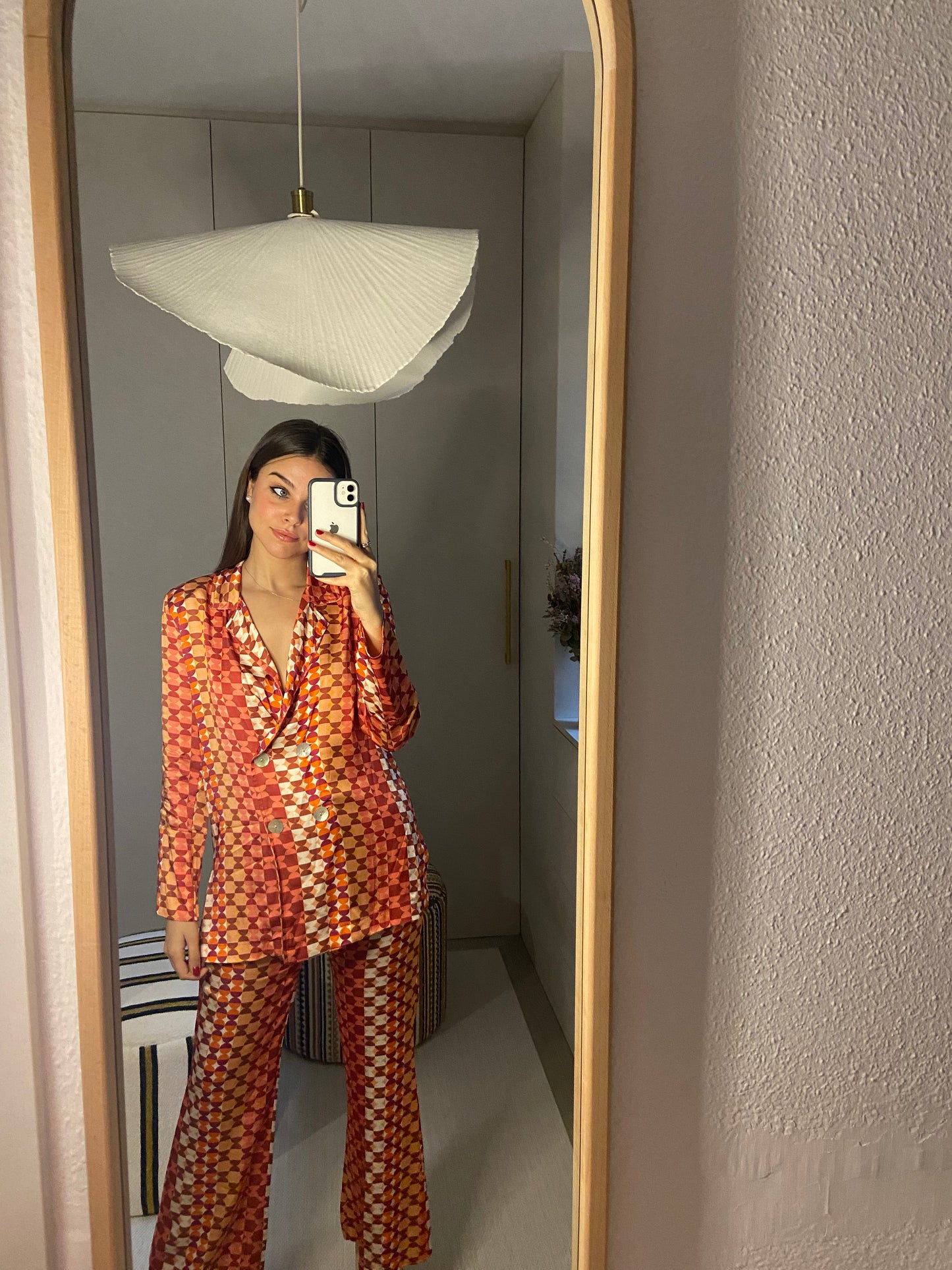 Conjunto de traje en tonos anaranjados. Composición: 100 % viscosa. Hecho en Italia. La modelo mide 163 cm y lleva una talla S.