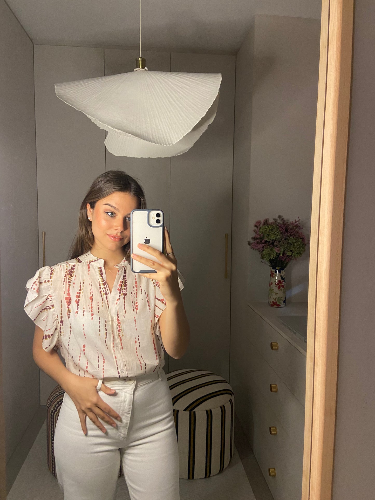 Blusa con volante en la manga y tonos marrones. Composición: 100% Algodón. Hecho en Italia. La modelo mide 163cm.