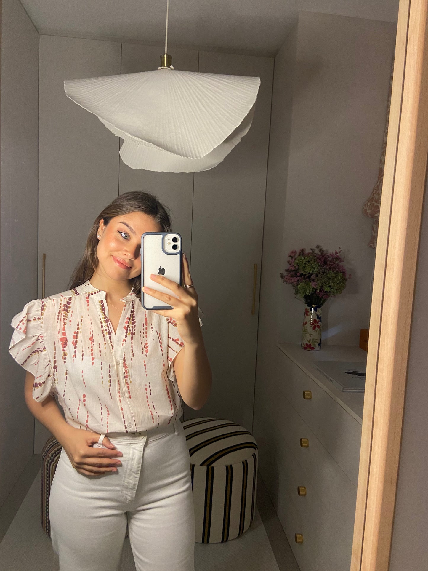 Blusa con volante en la manga y tonos marrones. Composición: 100% Algodón. Hecho en Italia. La modelo mide 163cm.