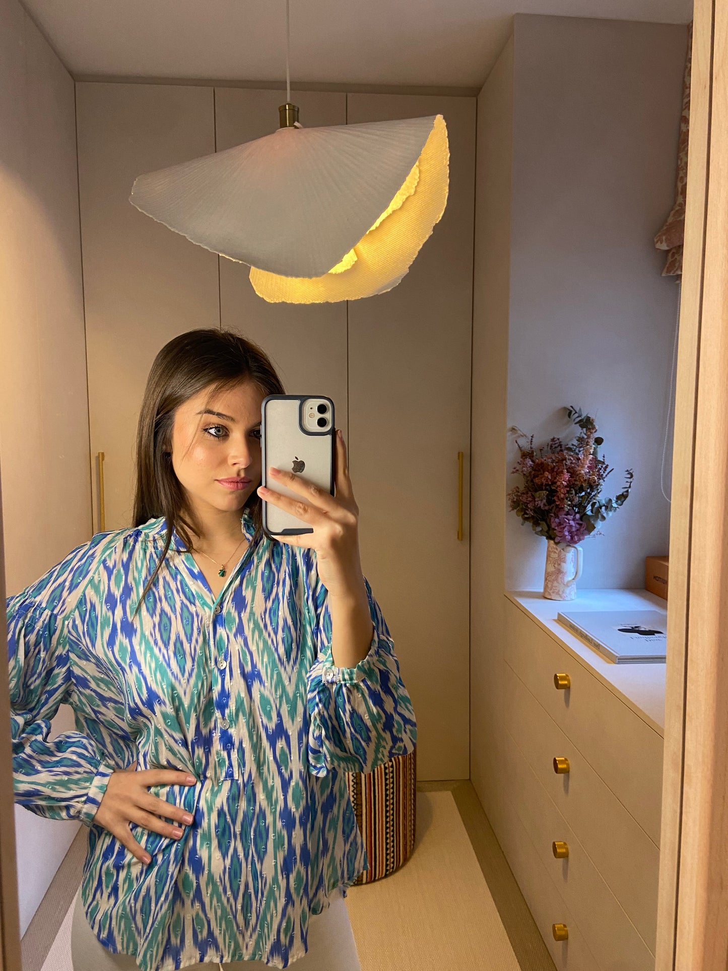 Blusa fresquita de manga larga con estampado en tonos azules. Composición: 100% Algodón. Hecho en Italia. La modelo mide 163cm.