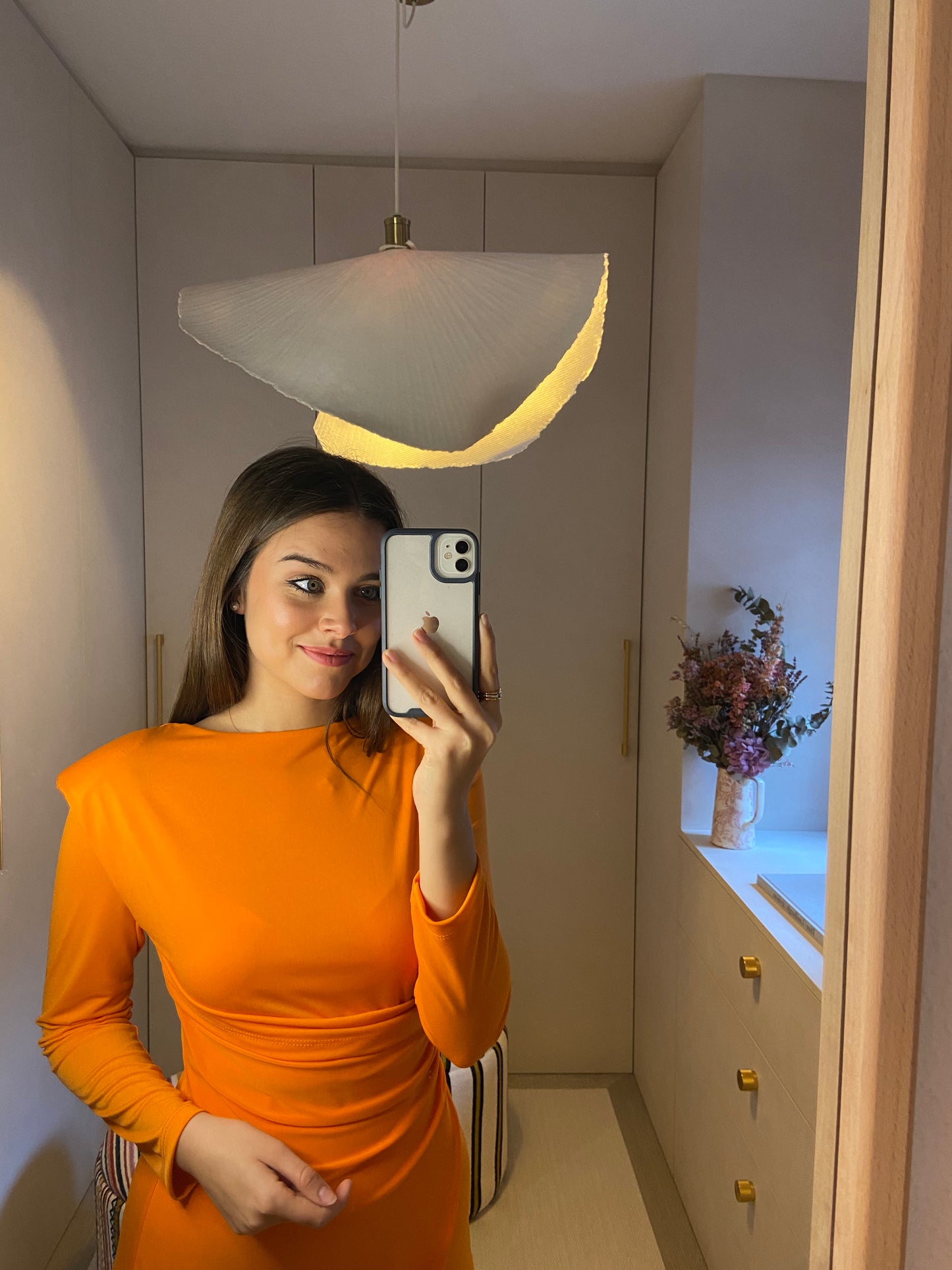 Vestido con hombreras y detalle en cintura. Composición: 100 % poliéster. Hecho en Italia. La modelo mide 163 cm.