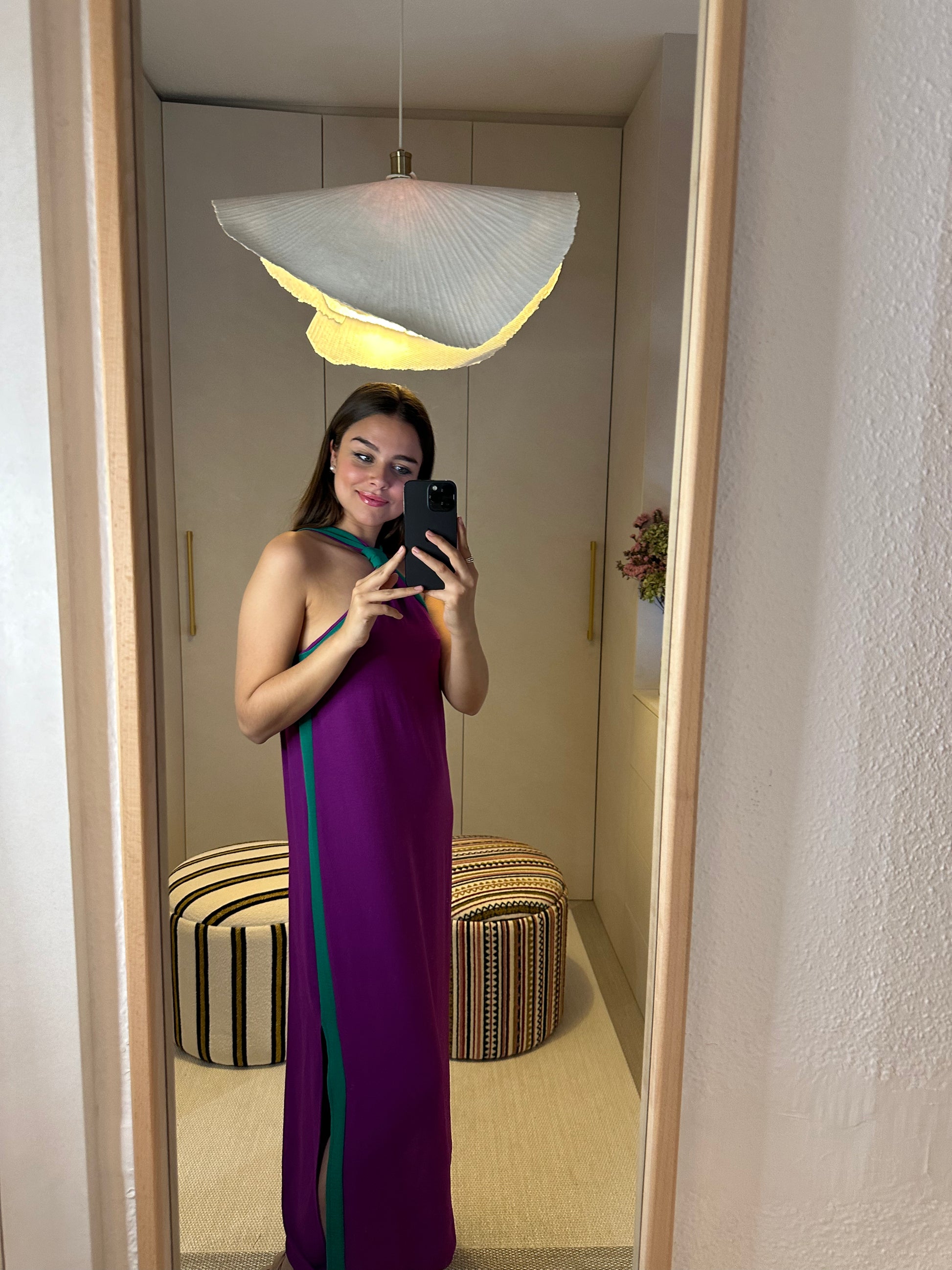 Vestido en tonos morados y verdes con detalle en el cuello.  Composición: 100 % poliéster.  Hecho en Italia.  La modelo mide 163 cm.