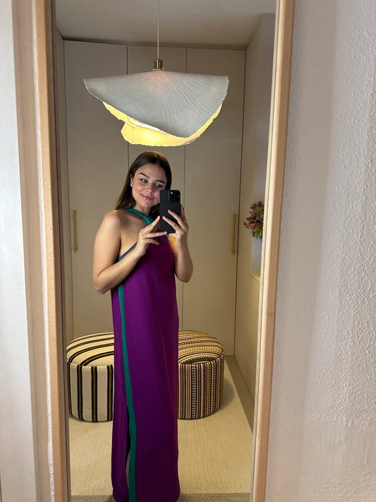 Vestido en tonos morados y verdes con detalle en el cuello.  Composición: 100 % poliéster.  Hecho en Italia.  La modelo mide 163 cm.