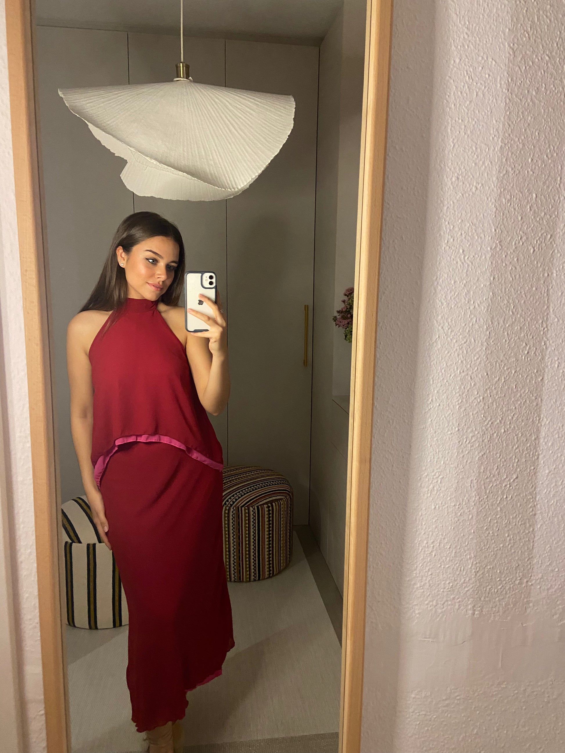 Conjunto de top y falda.  Composición: 100 % poliéster.  Hecho en Italia.  La modelo mide 163 cm.