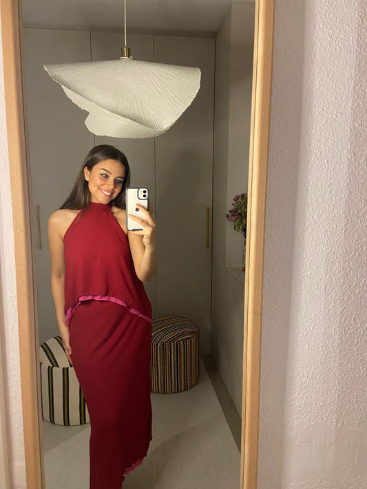 Conjunto de top y falda.  Composición: 100 % poliéster.  Hecho en Italia.  La modelo mide 163 cm.